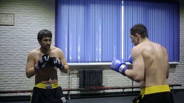 拳击手在拳击俱乐部打架。慢动作视频下载