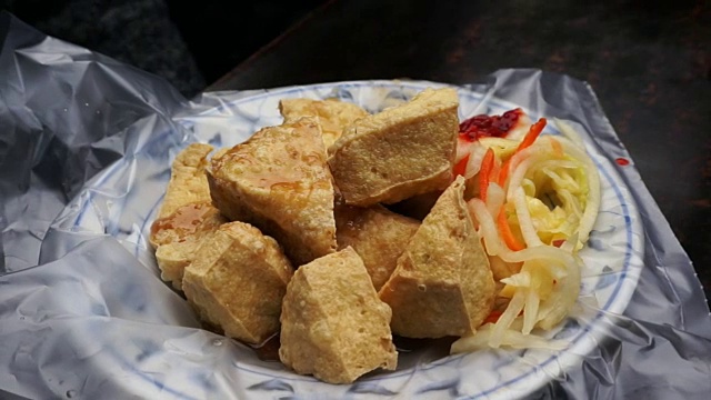 油炸臭豆腐用塑料盛在盘子里。台湾著名的标志性腐乳视频素材