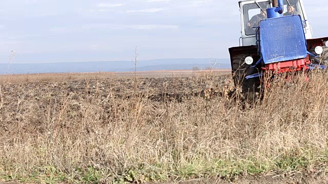 拖拉机耕种土地视频下载