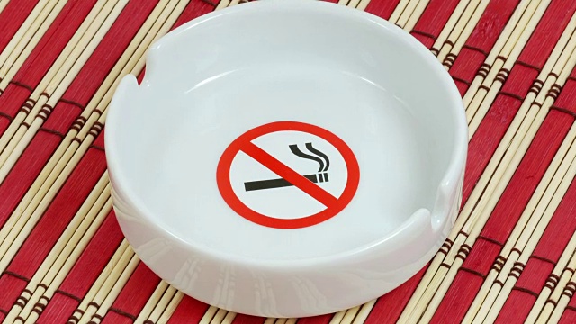 一个写着"禁止吸烟"的烟灰缸视频下载