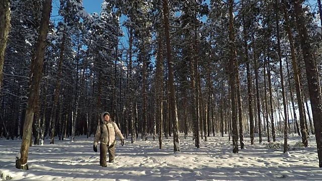 人走在美丽的雪景森林。高质量的高清视频片段视频素材