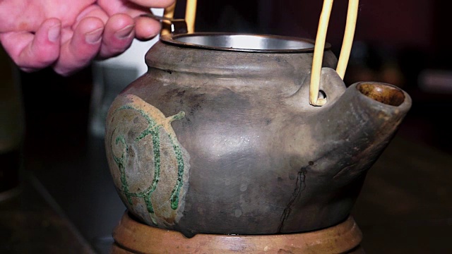 陶土茶壶和滤茶器视频素材