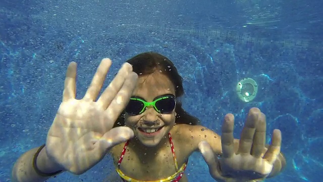 在水下游泳的女孩视频素材