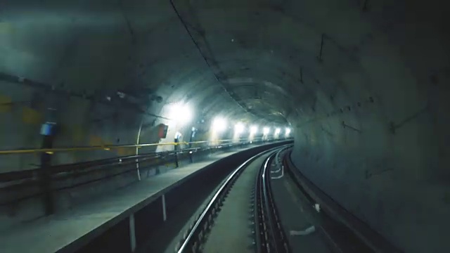 火车在黑暗的地下隧道里快速行驶视频素材