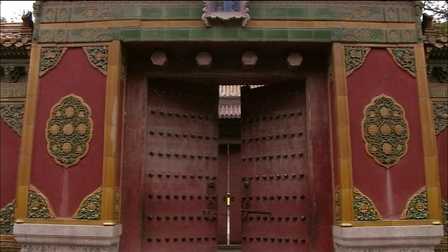 两扇门通向紫禁城。视频素材