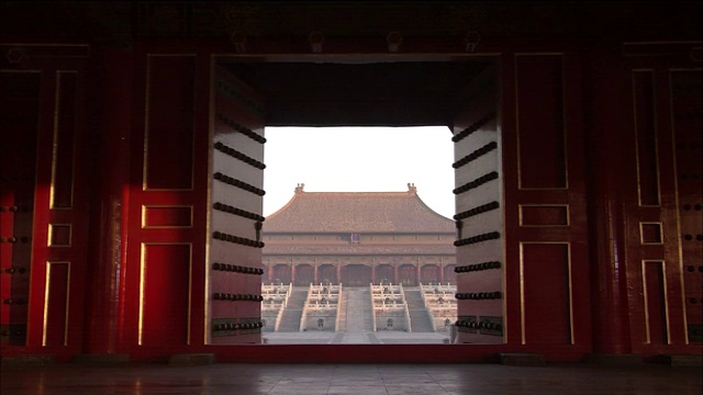 红门通向皇宫的庭院。视频素材