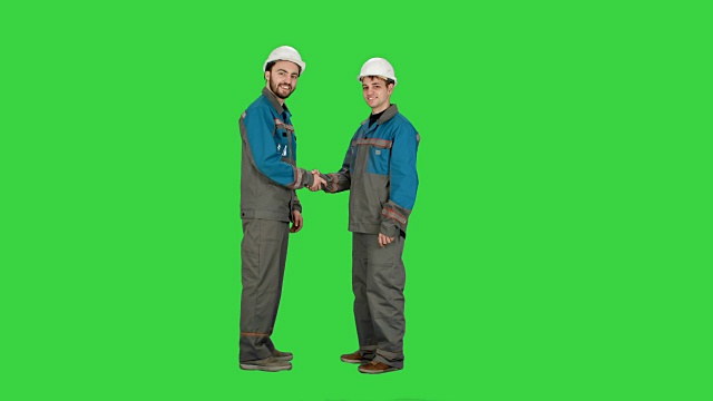 两个建筑商，建筑师在绿屏上握手，色度之钥视频素材