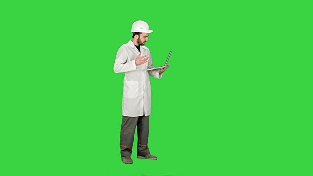 建筑工程师视频会议用绿屏笔记本电脑，色度键视频素材