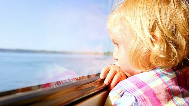 小女孩望着火车窗外的风景视频下载