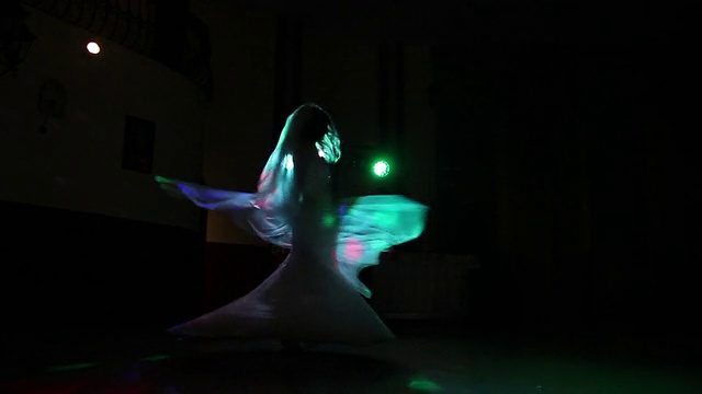 新娘在彩灯中在黑暗中纺纱视频下载