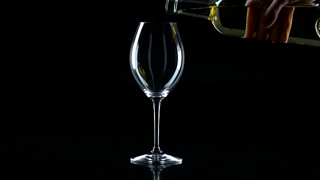 白葡萄酒倒入杯中，黑色，动作缓慢视频下载