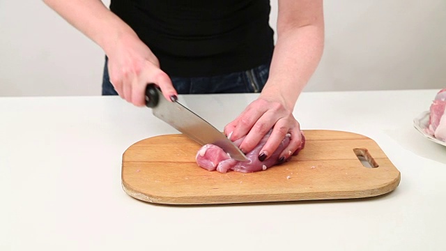 用刀切肉的女人视频下载