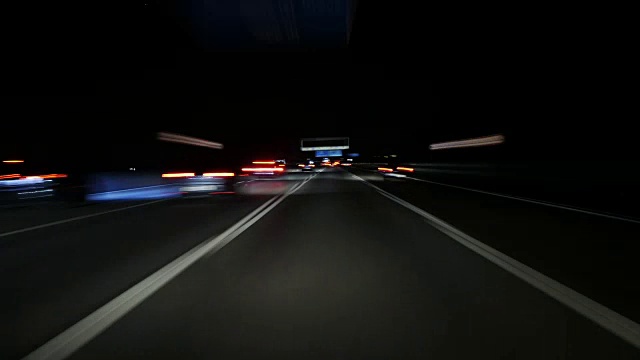 在夜间穿越高速公路视频素材