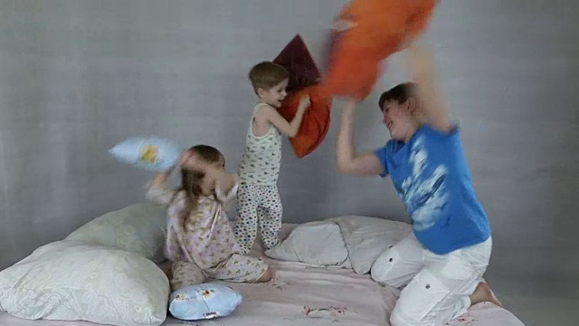 孩子们在充气床上发脾气视频素材