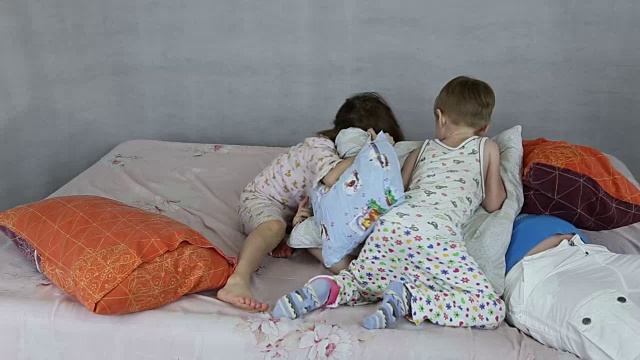 孩子们在充气床上发脾气视频素材