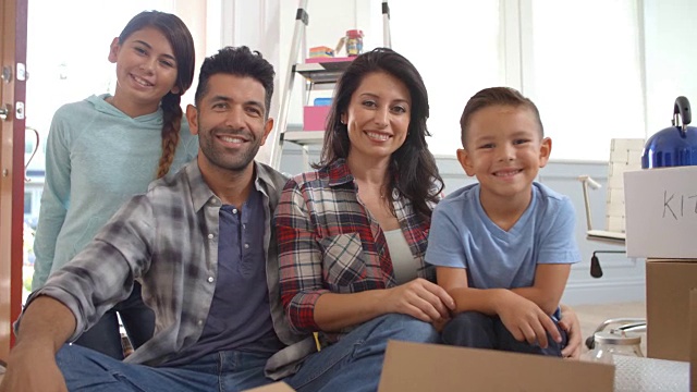 西班牙裔家庭搬进新家的肖像视频素材