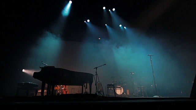 音乐会前舞台上的灯光平衡视频下载