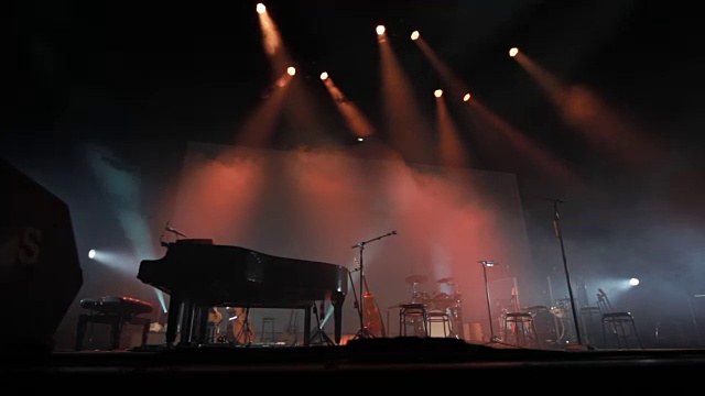 音乐会前舞台上的灯光平衡视频下载