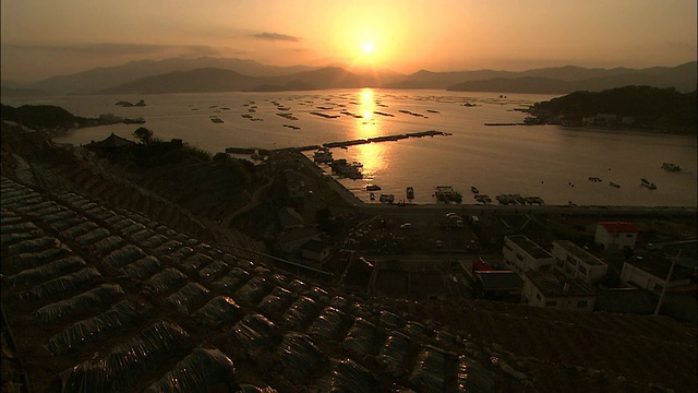 日落濑户岛海面，港口在前景视频素材