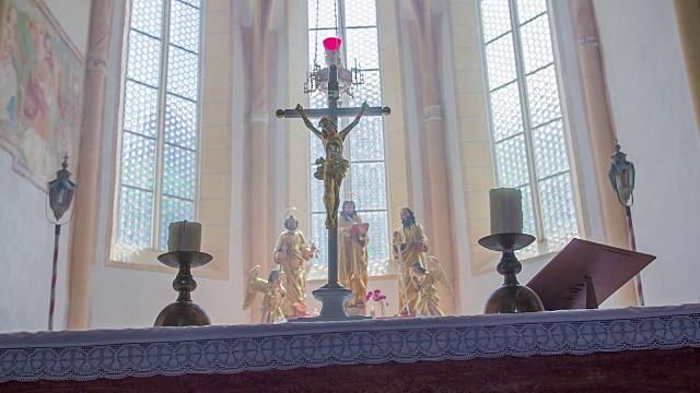 圣坛上的十字架和蜡烛视频下载