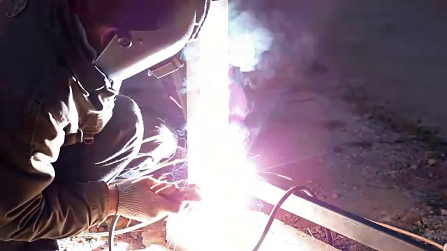 在室外用面罩焊接钢栏杆的工人视频下载