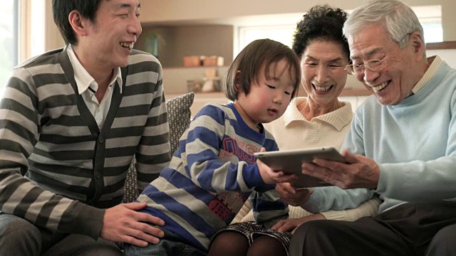 家人一起在家里使用数字平板电脑视频下载