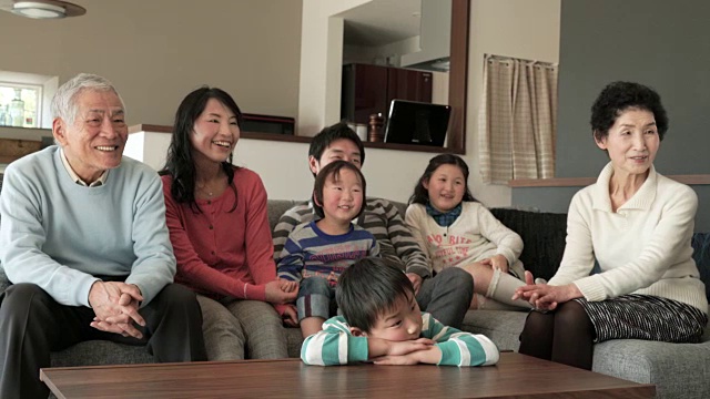 几代人在客厅看电视视频素材