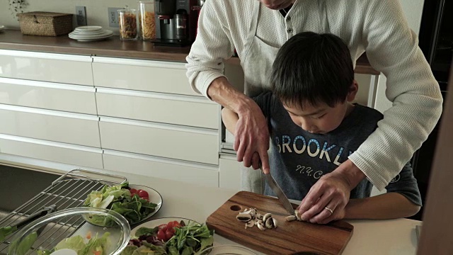 父亲和儿子正在切蘑菇视频素材