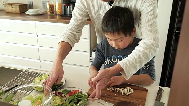 父子俩用刀切蘑菇视频素材