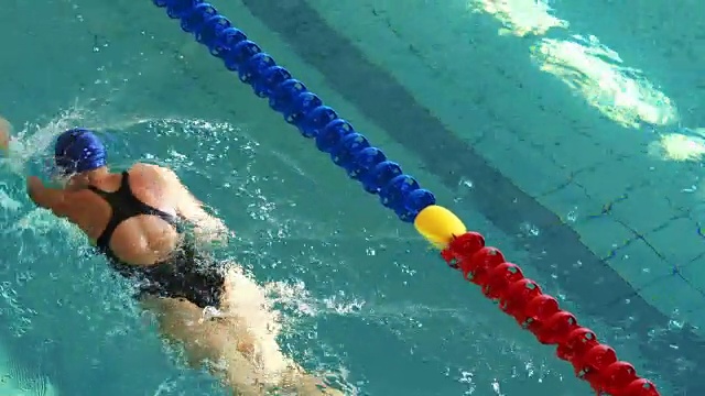 健康的女人在游泳池游泳视频素材