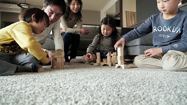 一家人在木板上玩耍视频下载