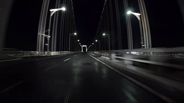 司机POV穿过彩虹桥前往台场。视频素材