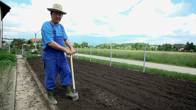 农夫用慢动作铲土并翻转视频下载