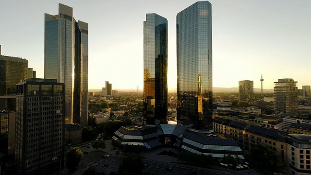 鸟瞰图的天际线城市景观在日落视频素材