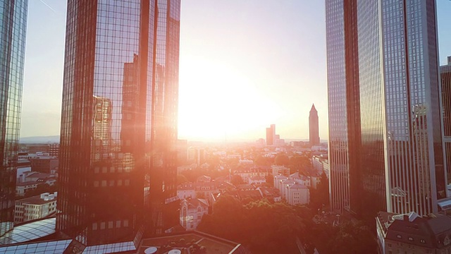 鸟瞰图的天际线城市景观在日落时视频素材