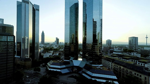日落时的摩天大楼全景图视频素材