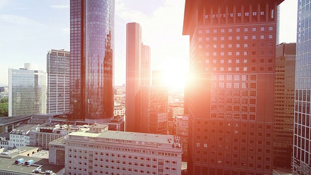 日落时分的摩天大楼城市景观视频素材