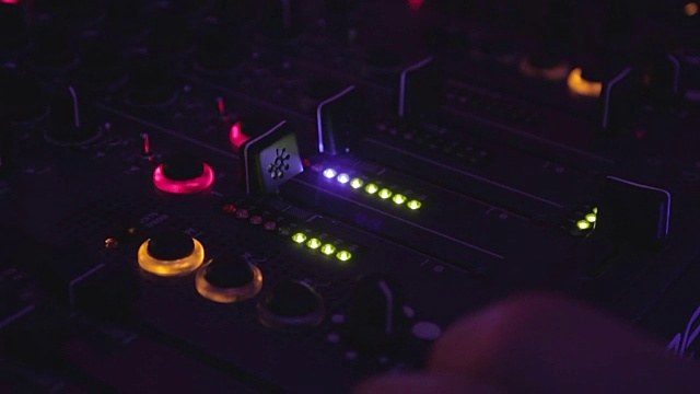 DJ手按音频混音器上的按钮。晚上俱乐部。视频素材