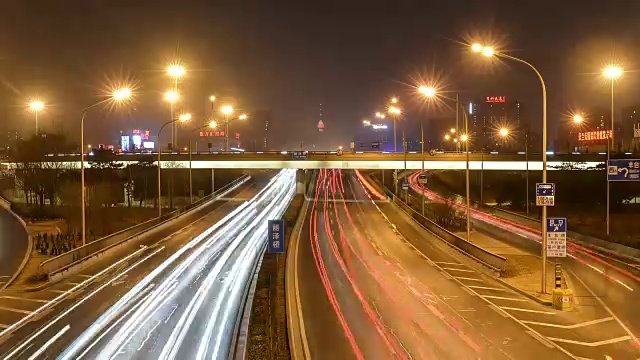 时间流逝-城市交通在晚上视频素材