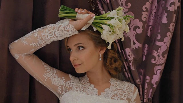 美丽的白人新娘在窗边摆姿势视频素材