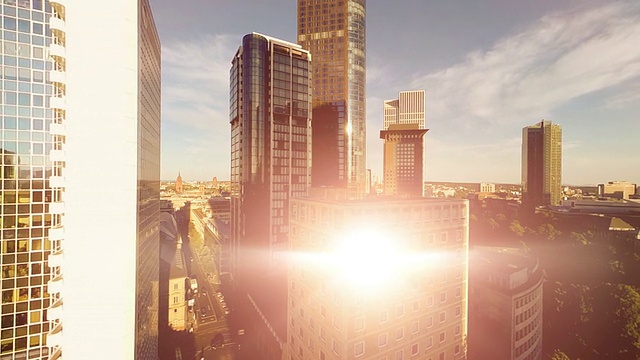 阳光反射在摩天大楼的玻璃幕墙上视频素材