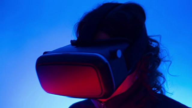 VR虚拟现实智能手机现代眼镜女孩互动视频购买