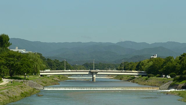 日本京都鸭川河和桥视频素材