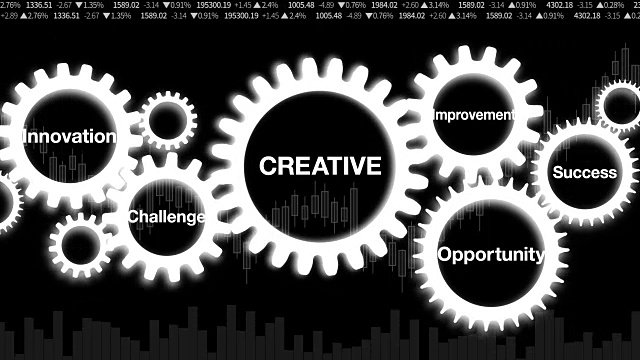 齿轮与关键字，挑战，创新，机会，改进，成功，商人触摸屏“创造性”(包括alpha)视频素材