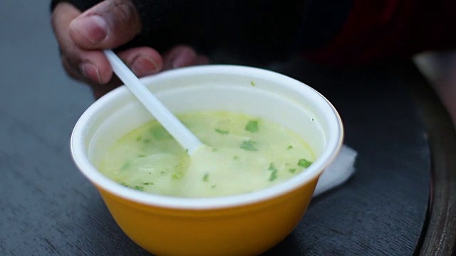 无家可归的人在收容所喝汤，慈善援助视频素材