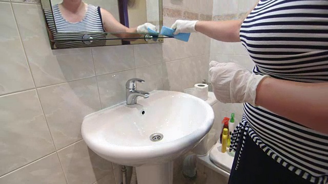 女人在做家务打扫浴室视频素材