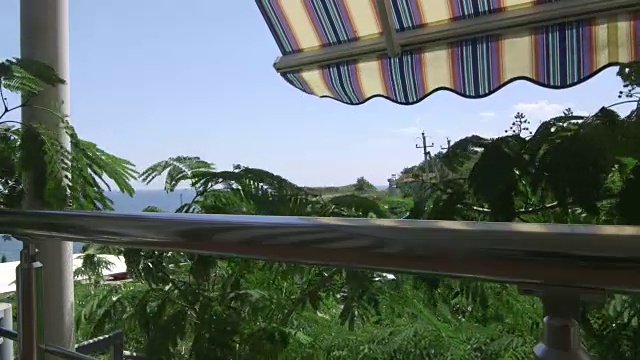 夏日海滩酒店的遮阳阳台，条纹遮阳带海景视频素材
