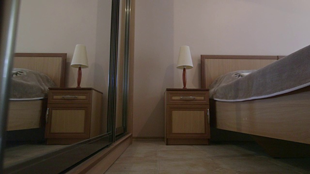 推拉门镜衣柜在现代酒店卧室内部视频下载