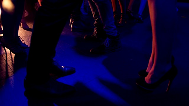 一群穿着短裙和高跟鞋的人在跳舞视频素材