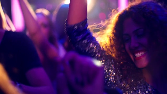 在夜总会聚会上跳舞和大笑的中东妇女视频素材